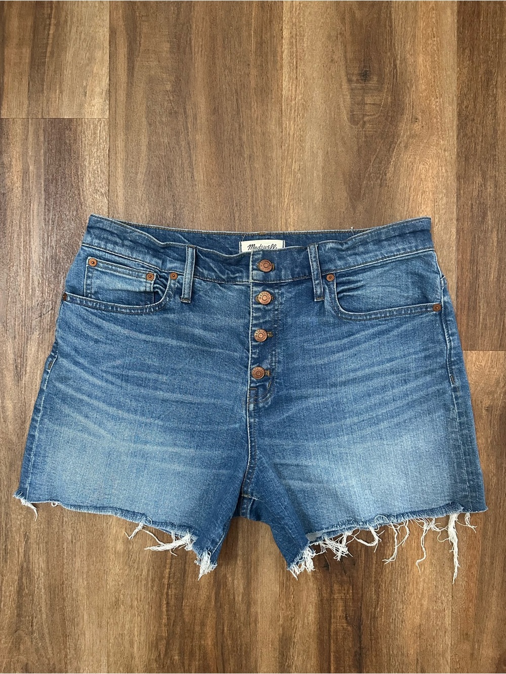 Madewell Button-Front Distressed Denim Shorts in Medium Blue size 32